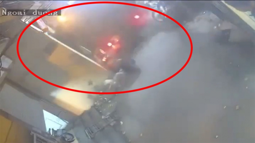 Xe tải đâm hàng loạt phương tiện trong ngõ ở Hà Nội rồi bỏ trốn