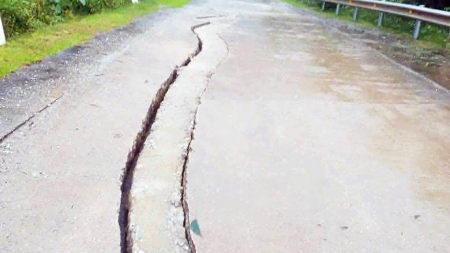 Xuất hiện vết nứt dài trên đường Hồ Chí Minh nhánh Tây qua Quảng Trị