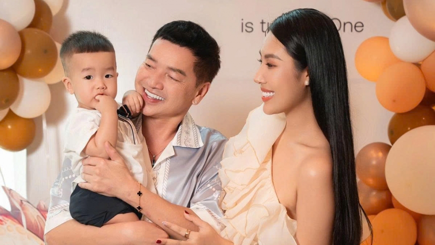 Sao Việt 6/11: Nghệ sĩ Quang Minh và vợ 9X mừng quý tử tròn 1 tuổi