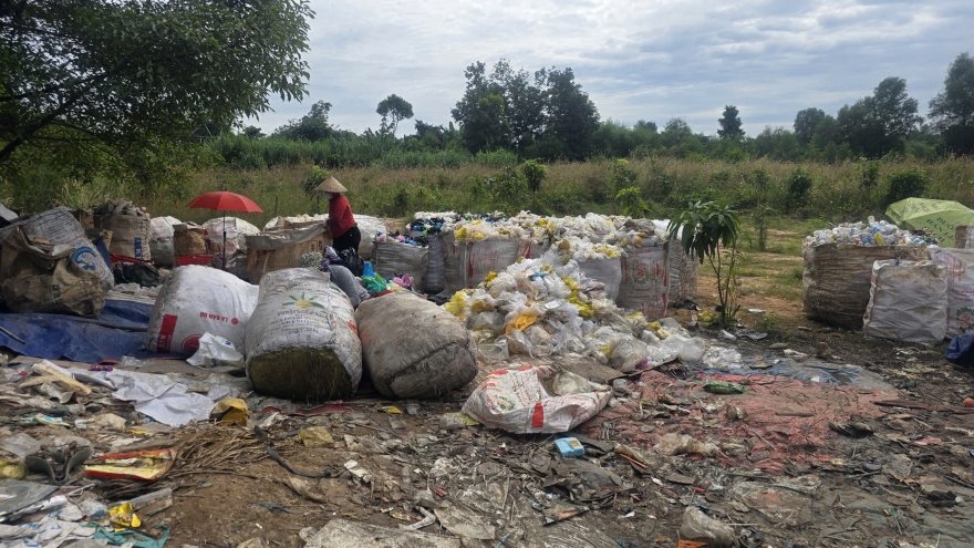 Bãi tập kết rác sau "hợp nhất" khiến người dân "ngạt thở" vì ô nhiễm