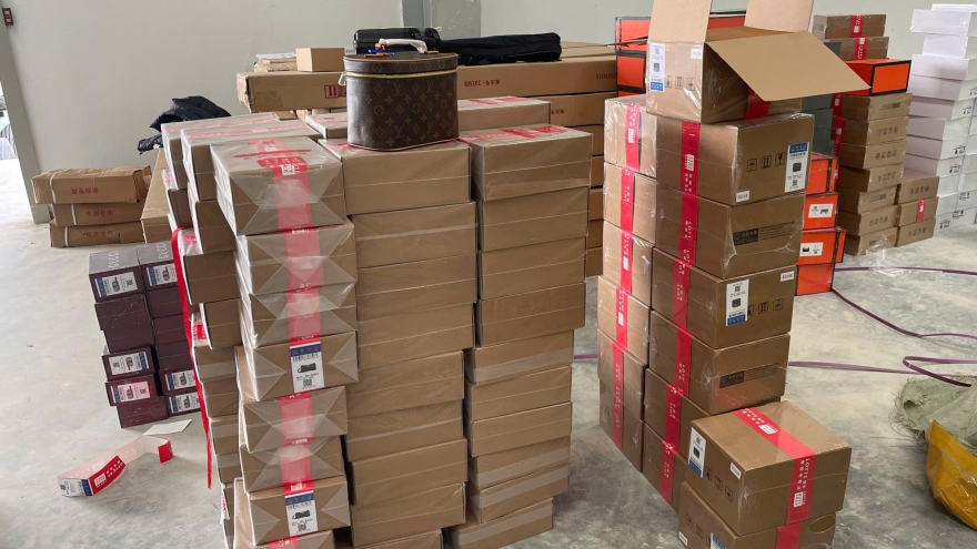 Hải quan liên tiếp ngăn chặn các lô hàng quá cảnh chứa hàng giả, gian lận xuất xứ