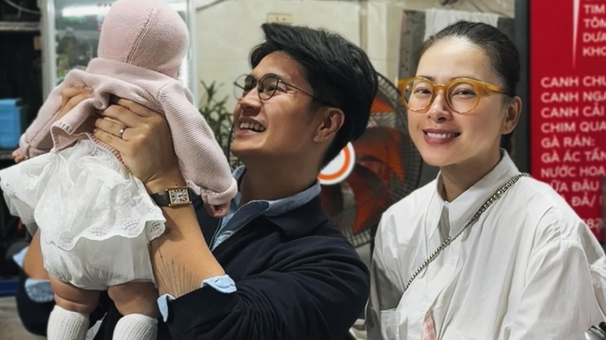 Sao Việt 11/12: Vợ chồng Ngô Thanh Vân đưa con gái dạo chơi Hà Nội