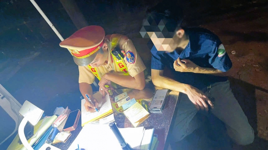 Không chở bệnh nhân vẫn bật đèn ưu tiên, hai tài xế xe cứu thương bị "tuýt còi"