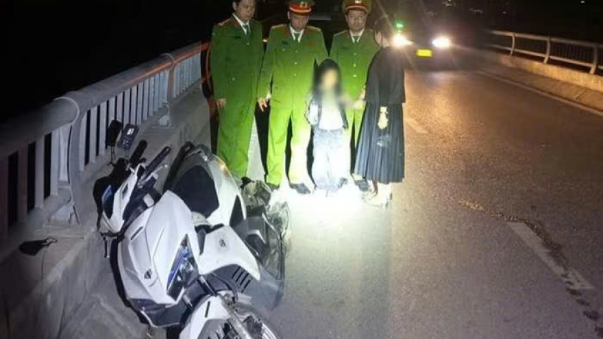 Người phụ nữ buộc tay mình vào tay con trai 4 tuổi định nhảy cầu tự tử