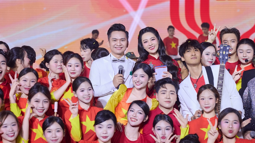 Á hậu Thụy Vân & MC Hạnh Phúc: Chuyên môn và nhan sắc tạo nên "cặp đôi hoàn hảo"