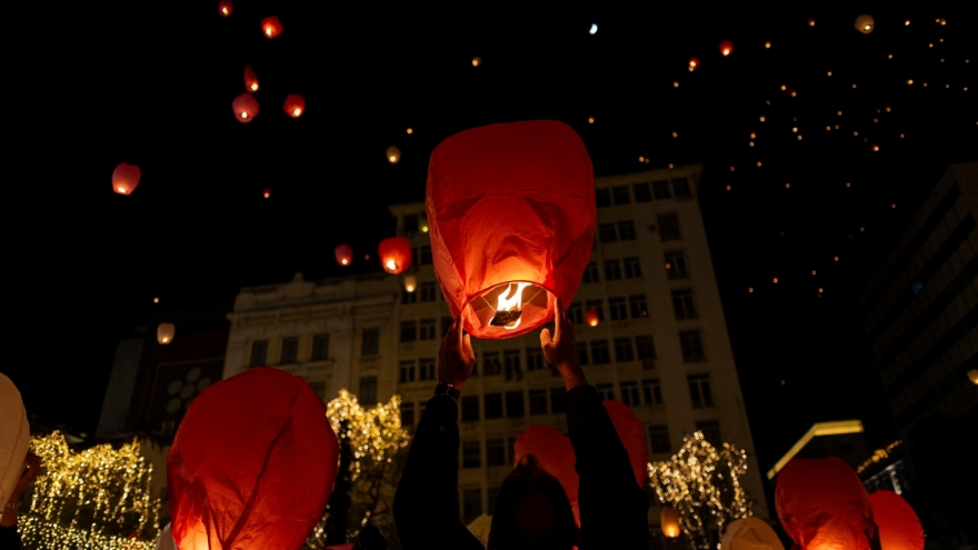 Athens huyền ảo trong đêm thả đèn lồng chào năm mới 2026