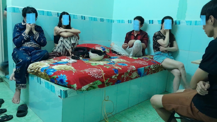 5 nam nữ thuê nhà nghỉ tổ chức sử dụng ma túy