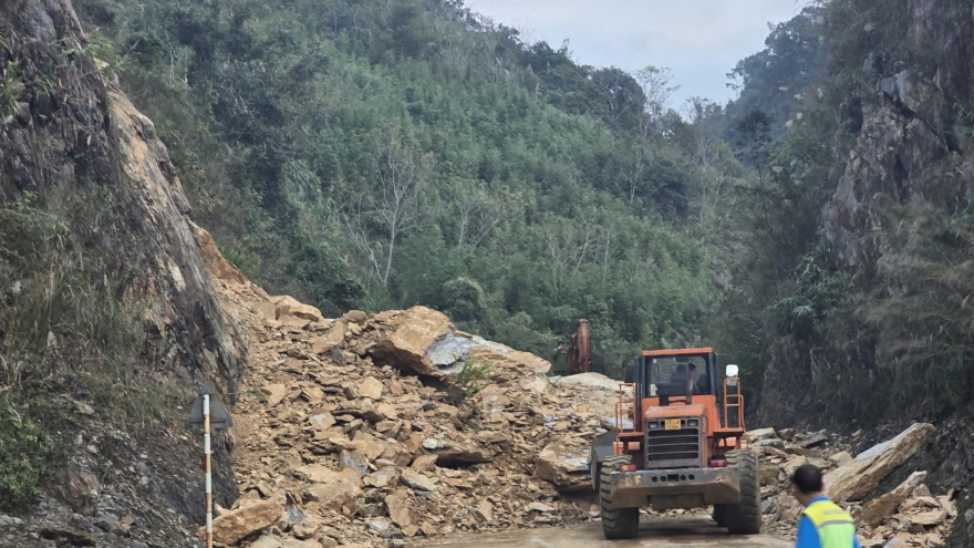 Sạt lở đất đá gây ách tắc giao thông trên Quốc lộ 6