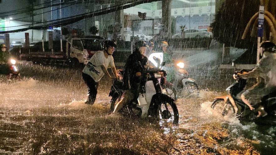 Mưa lớn ở Cần Thơ gây ngập nhiều tuyến đường