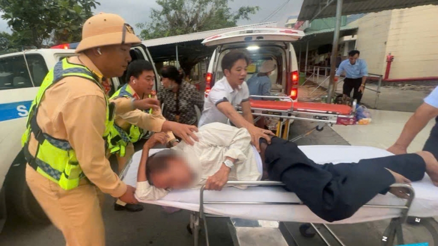 Cảnh sát giao thông hỗ trợ cứu bệnh nhân ngừng thở trên cao tốc