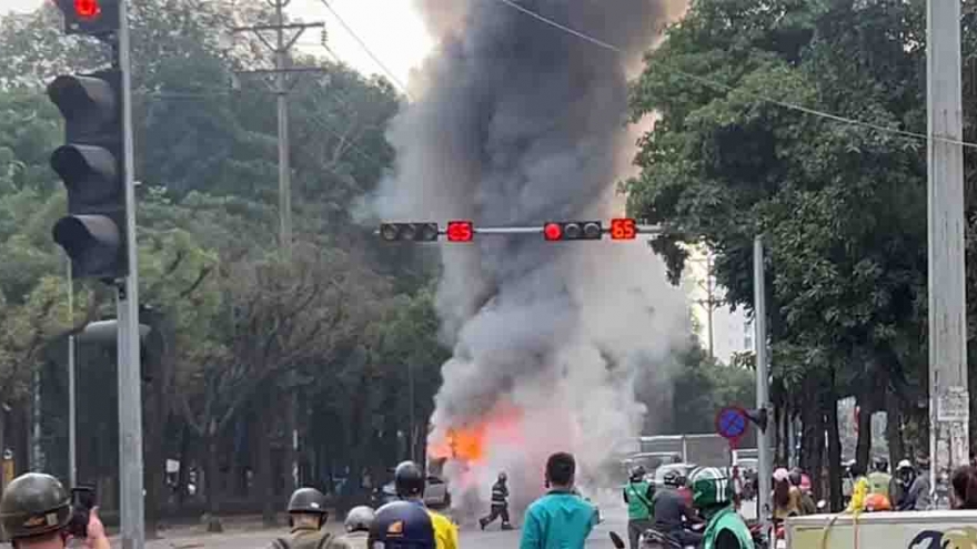 Ô tô tải bất ngờ bốc cháy dữ dội giữa đường Trần Thủ Độ, giao thông ùn ứ kéo dài