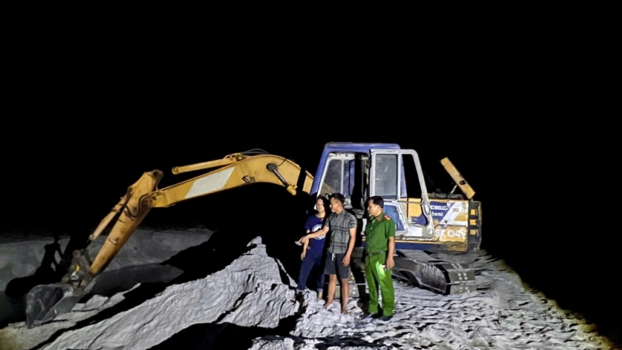 Khởi tố người đàn ông khai thác cát trái phép mang đi bán