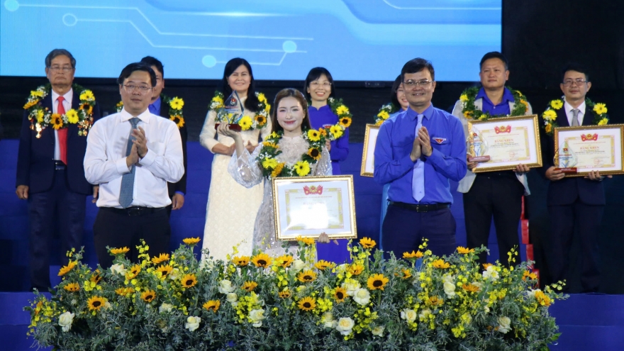 Ca sĩ Hoà Minzy nhận giải thưởng Tình nguyện quốc gia