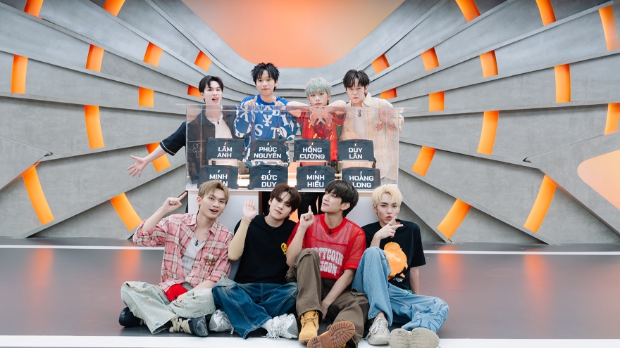 Tân binh khóc òa khi cả 8 thành viên tiến thẳng vào chung kết