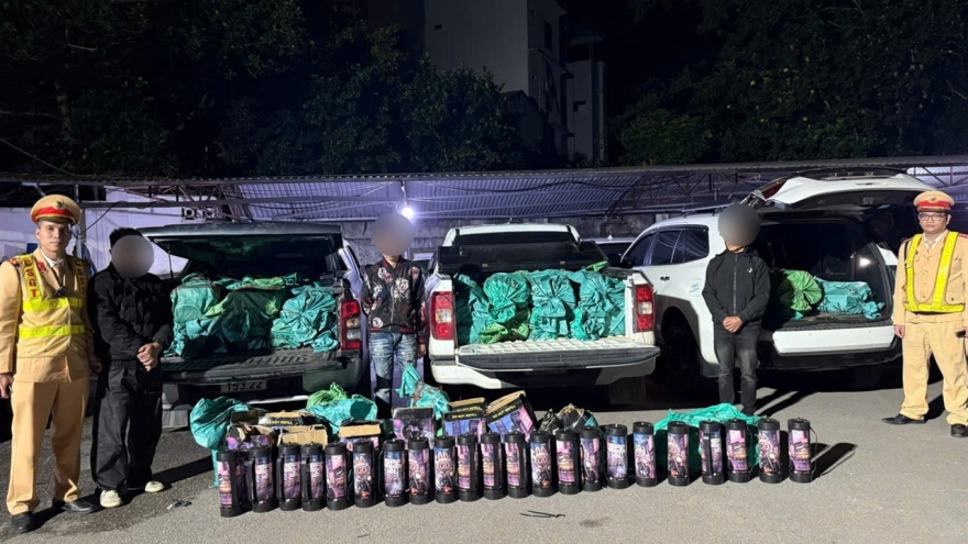 Quảng Ninh bắt giữ 360 bình khí cười vận chuyển trái phép trên Quốc lộ 18C