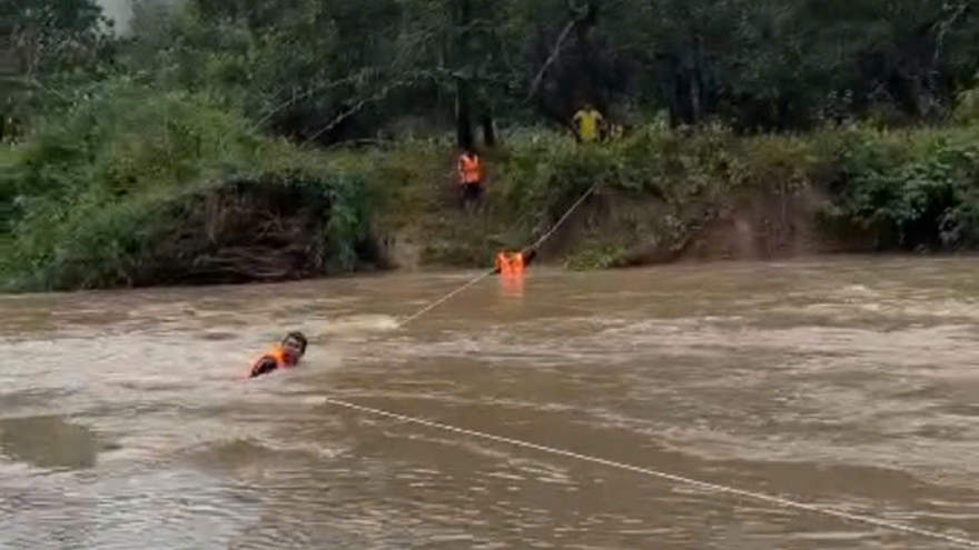 Đưa sản phụ mới sinh đôi ra vùng nguy hiểm do mưa lũ ở Lâm Đồng