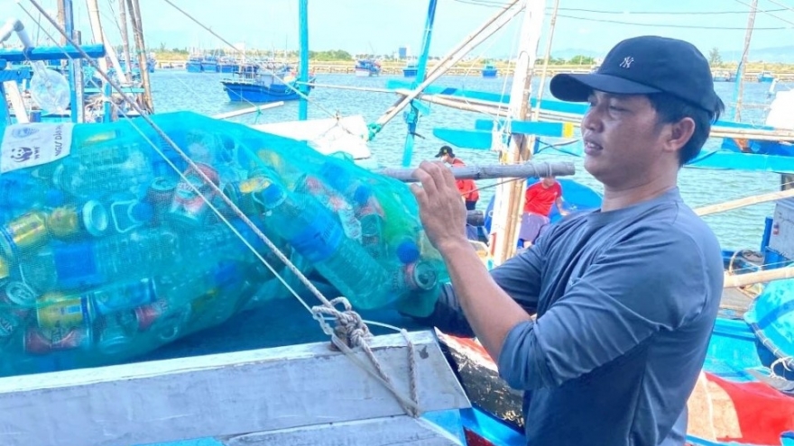 Hiệu quả mô hình “ngư dân mang rác về bờ”