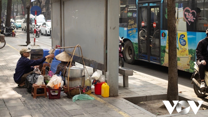 Nhà chờ xe buýt ở Hà Nội nhếch nhác, gây mất mỹ quan đô thị