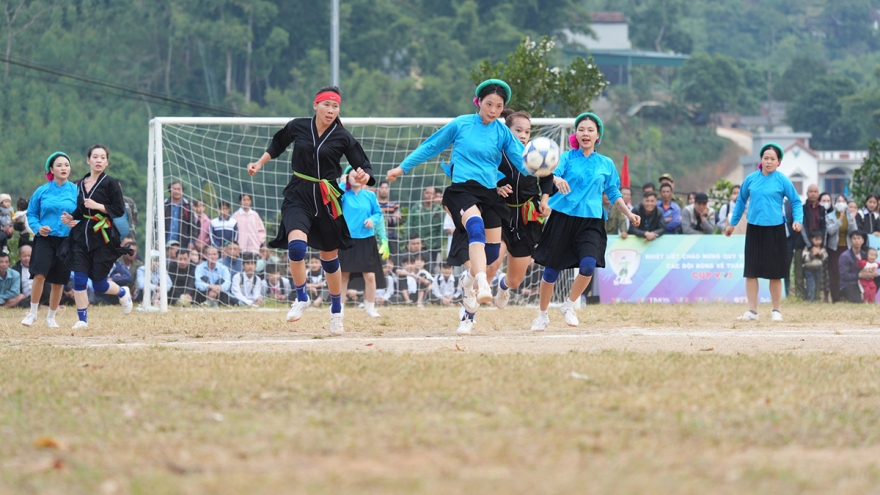 Các cô gái dân tộc thiểu số tưng bừng tranh tài đá bóng ở Quảng Ninh