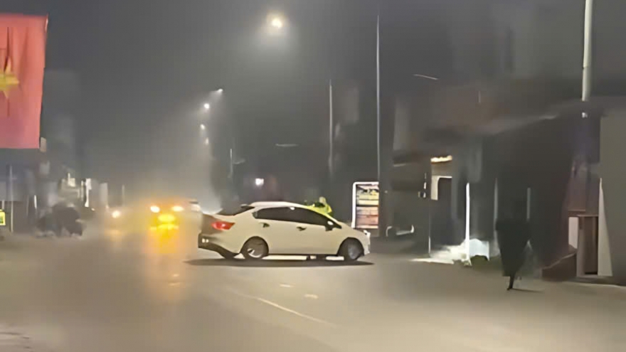 Nóng 24h ngày 8/12: Tài xế manh động hất văng cảnh sát lên capo