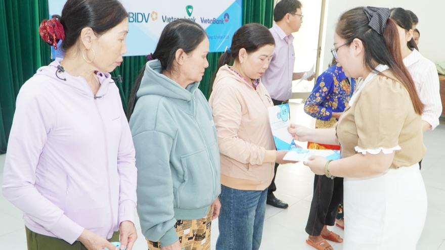 Tặng thẻ Bảo hiểm y tế - chính sách nhân văn cần lan tỏa