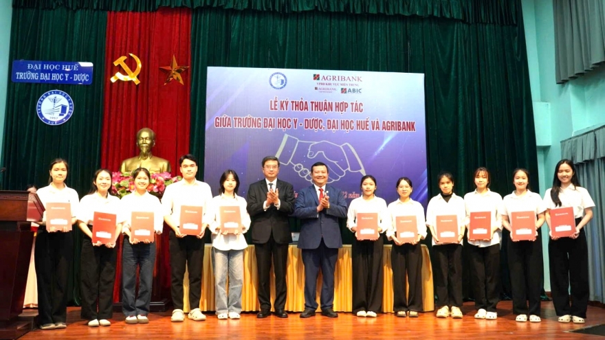 Agribank hợp tác với Trường Đại học Y-Dược Huế, trao học bổng 180 triệu đồng