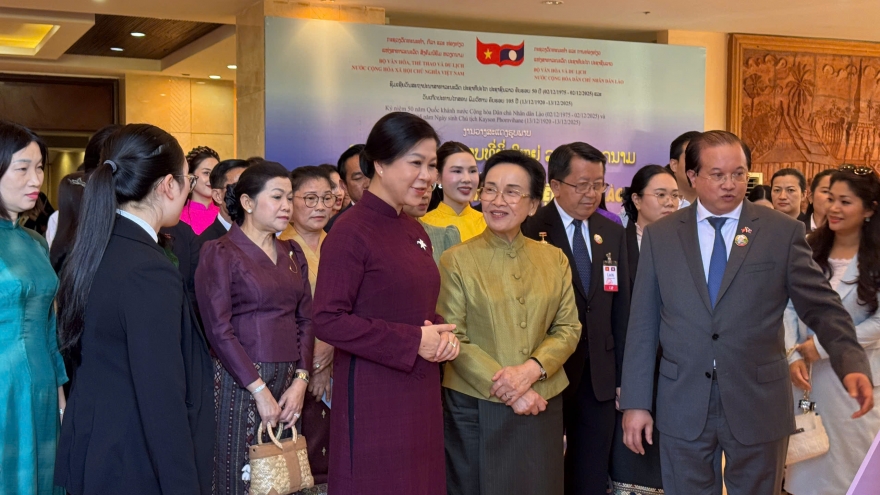 Phu nhân Ngô Phương Ly dự khai mạc Tuần phim Việt Nam tại Lào