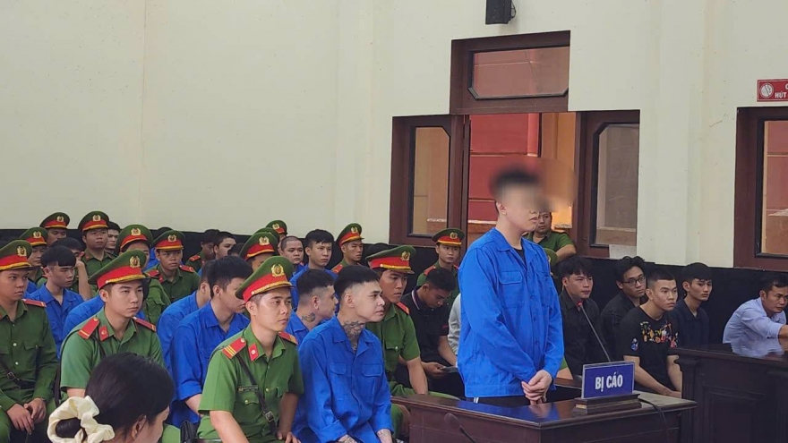 Xét xử 31 bị cáo mang súng, mã tấu đi đánh nhau