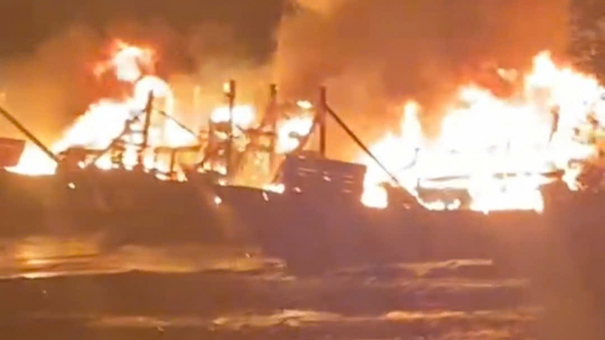 Tàu cá Đà Nẵng bất ngờ bốc cháy, 55 thuyền viên nhảy xuống biển thoát thân