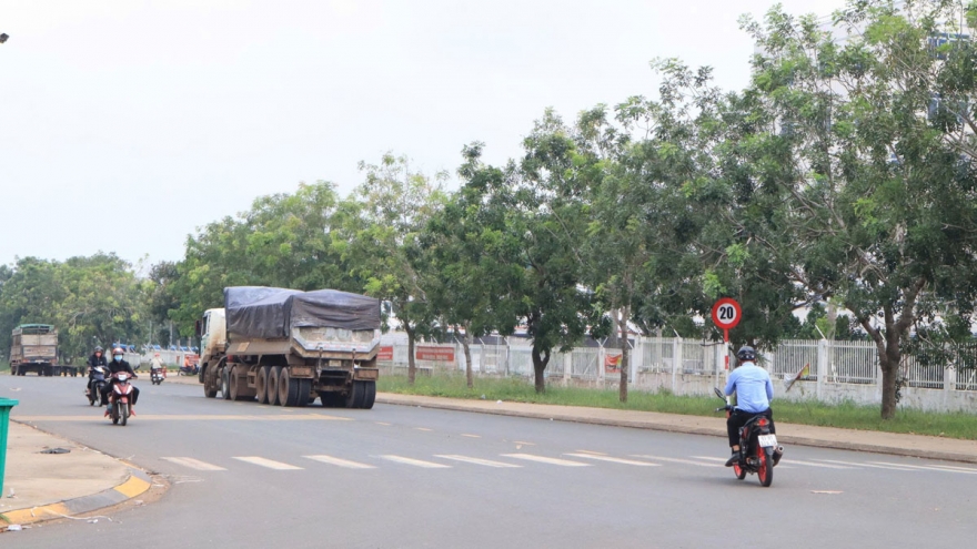 Yêu cầu tháo dỡ biển báo 20km/h gây khó cho tài xế trong KCN ở Đồng Nai