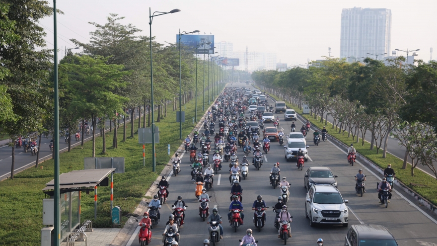 Giao thông TP.HCM nhộn nhịp, ít ùn tắc ngày đầu đi làm của năm 2026