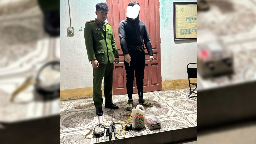 Bắt quả tang đối tượng kích điện đánh bắt thủy sản trái phép trên sông Cầu