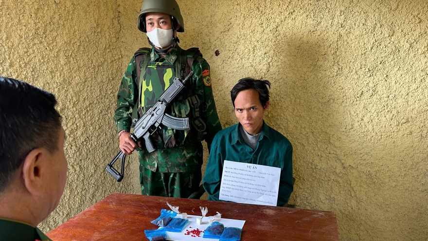 Bắt giữ đối tượng mua bán trái phép 1.000 viên ma tuý tại Điện Biên