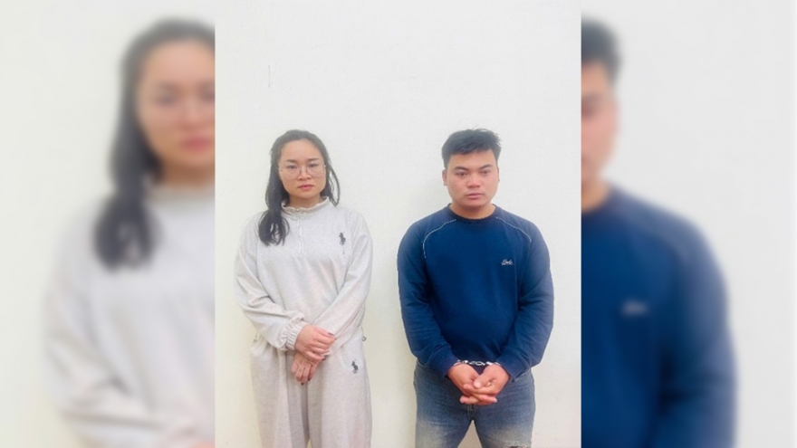 Bắt quả tang cặp đôi mua bán ma túy giữa đêm ở Hà Nội