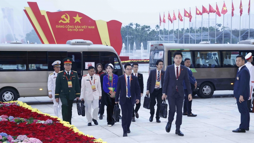 Các đại biểu đến dự lễ khai mạc Đại hội XIV của Đảng