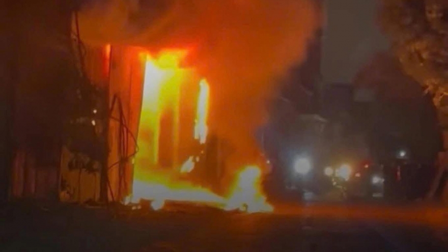 Cháy lớn tại xưởng sản xuất tranh tối mùng 1 Tết Dương lịch ở Hà Nội