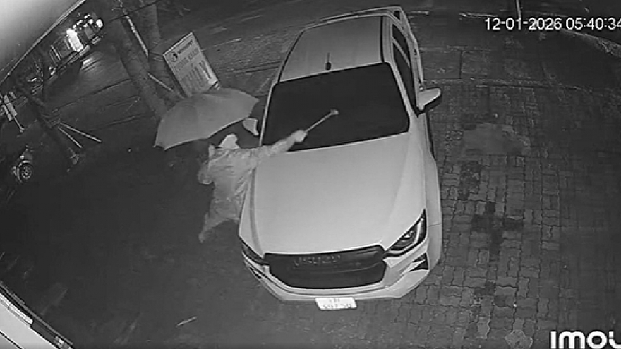 Truy tìm đối tượng bịt mặt đập phá ô tô lúc rạng sáng tại Nghệ An