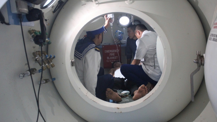 Cấp cứu ngư dân bị giảm áp khi lặn sâu tại đảo Song Tử Tây, Trường Sa