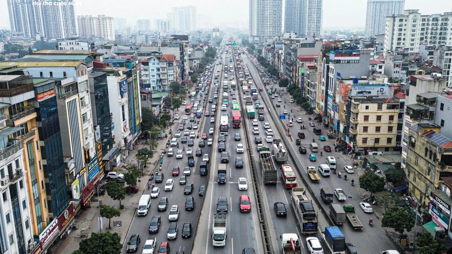 Chưa hết nghỉ Tết Dương lịch, người dân lỉnh kỉnh đồ đạc, ùn ùn trở lại Thủ đô