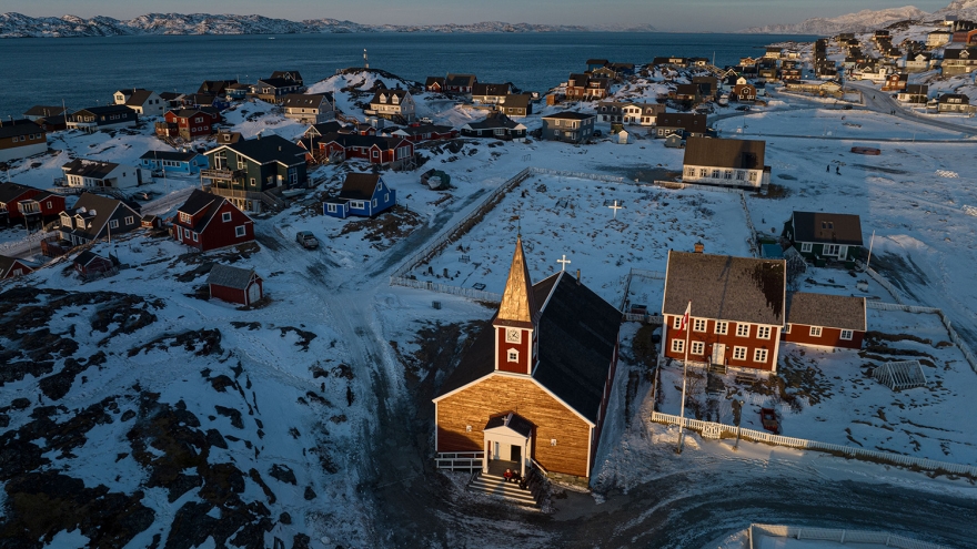 Những tranh cãi về mối quan hệ lịch sử giữa Greenland với Mỹ và Đan Mạch