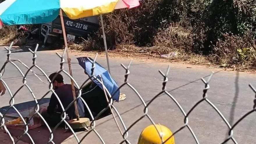 Xe tải đậu bên đường bất ngờ trôi lùi làm bé gái 10 tuổi tử vong