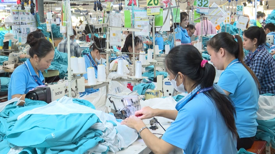 Công nhân Đồng Nai đón Tết: Thưởng 2 tháng lương, được tài trợ vé máy bay