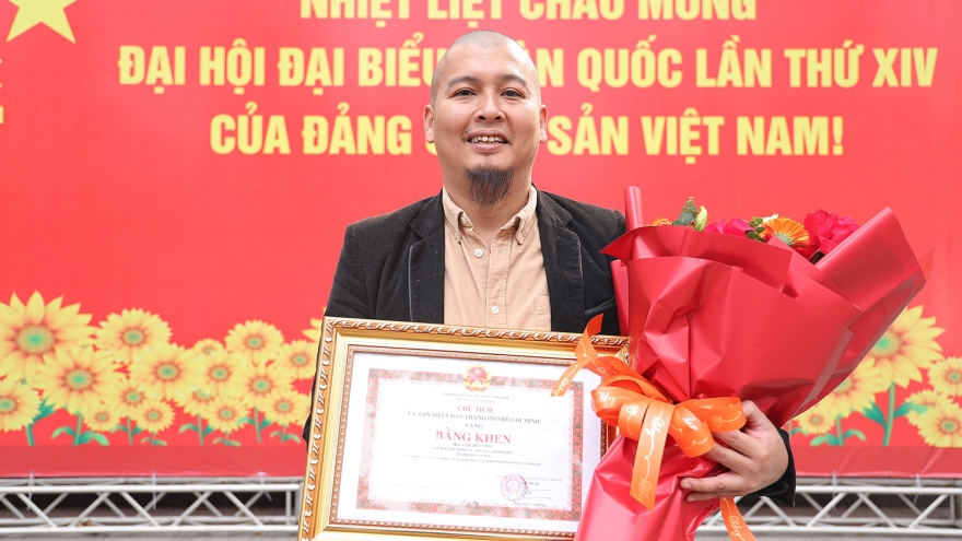 Hoạ sĩ Lê Hữu Hiếu được vinh danh vì loạt tác phẩm “đánh thức ký ức lịch sử”