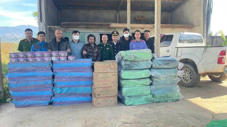 Tạm giữ 2 người dùng xe bán tải chở hơn 2 tấn pháo lậu