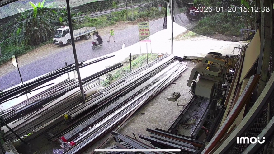 Xe máy "kẹp 3" không chấp hành hiệu lệnh, tông trọng thương CSGT ở Quảng Trị