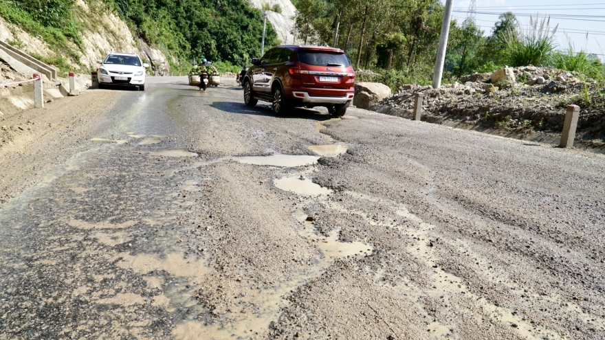 Đèo An Khê trên Quốc lộ 19 chưa kịp bàn giao đã hư hỏng kéo dài