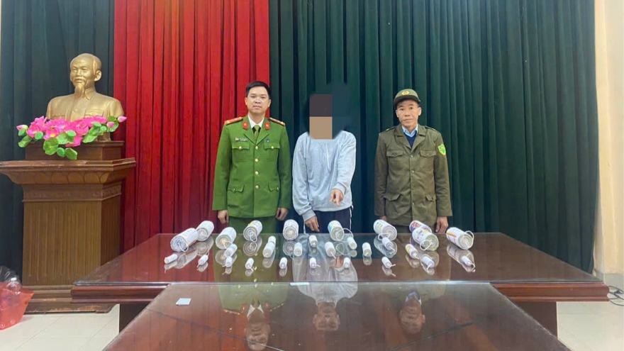 Nam thanh niên mang 8,2kg pháo nổ đi bán thì bị bắt