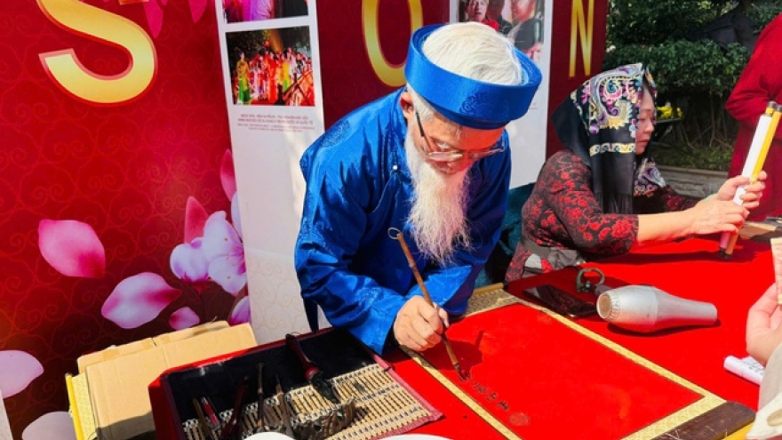 Người dân Thủ đô đón Tết thư thái, nhẹ nhàng