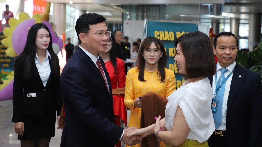 Tặng quà hành khách đi chuyến bay đầu tiên đến Lâm Đồng