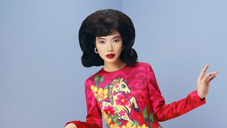 Linh vật ngựa lên áo dài Tết dịp xuân Bính Ngọ